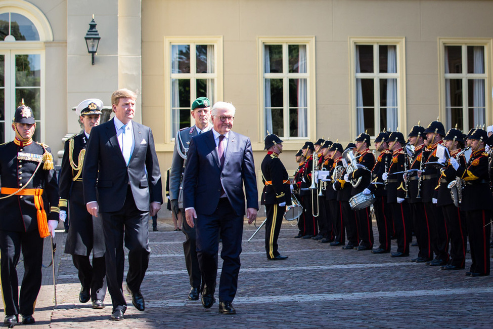 Bundespräsident Frank-Walter Steinmeier wird mit militärischen Ehren durch König Willem-Alexander im Königspalast Paleis Noordeinde in Den Haag begrüßt