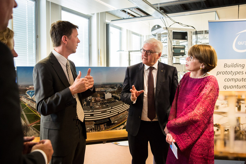 Bundespräsident Frank-Walter Steinmeier und Elke Büdenbender bei einem Rundgang durch die Forschungslabore des Instituts für Quantentechnologie QuTech unter Leitung von Prof. Dr. Lieven Vandersypen