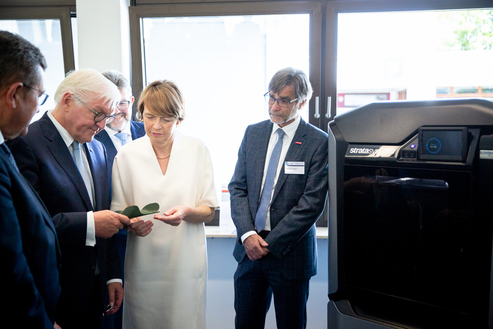 Bundespräsident Frank-Walter Steinmeier und Elke Büdenbender an einem 3D-Drucker beim Rundgang durch die Werkstätten der Orthopädietechnik des Kompetenzzentrums Digitales Handwerk (KDH) der Handwerkskammer für Oberfranken in Bayreuth