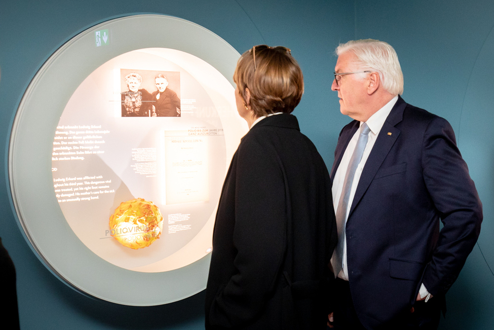 Bundespräsident Frank-Walter Steinmeier und Elke Büdenbender beim Rundgang durch die Ausstellung des Ludwig Erhard Zentrums