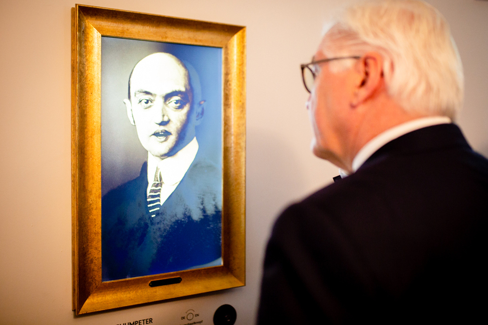 Bundespräsident Frank-Walter Steinmeier beim Rundgang durch die Ausstellung des Ludwig Erhard Zentrums