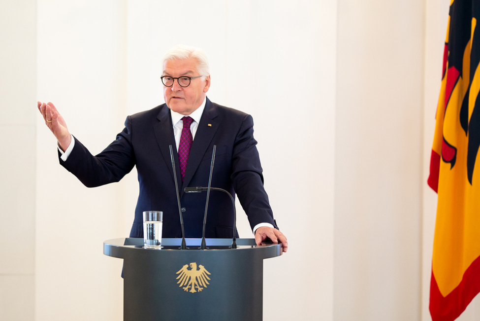 Bundespräsident Frank-Walter Steinmeier hält eine Rede anlässlich der Verleihung des Verdienstordens zum Verfassungstag im Großen Saal von Schloss Bellevue 