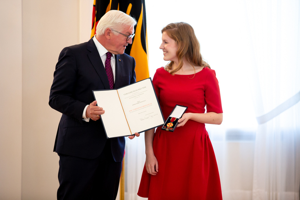 Bundespräsident Frank-Walter Steinmeier zeichnet Sophie Debrunner Hall mit der Verdienstmedaille bei der Ordensverleihung zum Verfassungstag in Schloss Bellevue aus