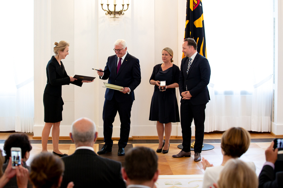 Bundespräsident Frank-Walter Steinmeier zeichnet Sabine und Daniel Röder mit dem Verdienstkreuz am Bande bei der Ordensverleihung zum Verfassungstag in Schloss Bellevue aus