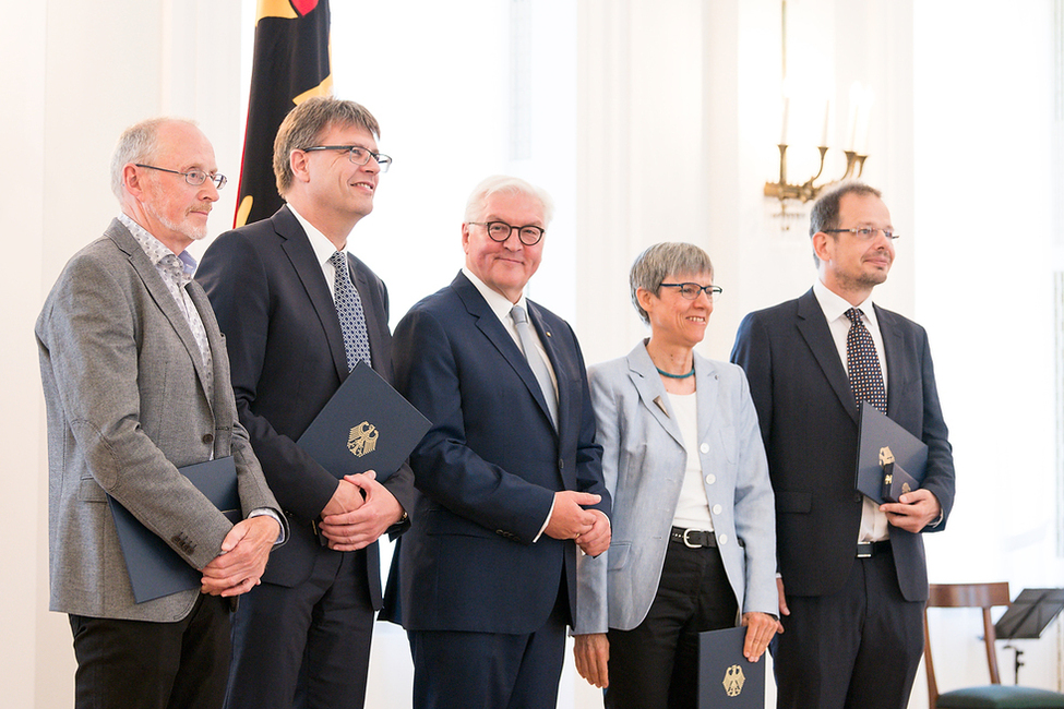 Bundespräsident Frank-Walter Steinmeier bei der Übergabe des Verdienstordens an Wilhelm Schänzer, Thomas Weikert, Sylvia Schenk und Hajo Seppelt für ihr Engagement gegen Doping und für einen integren Spitzensport