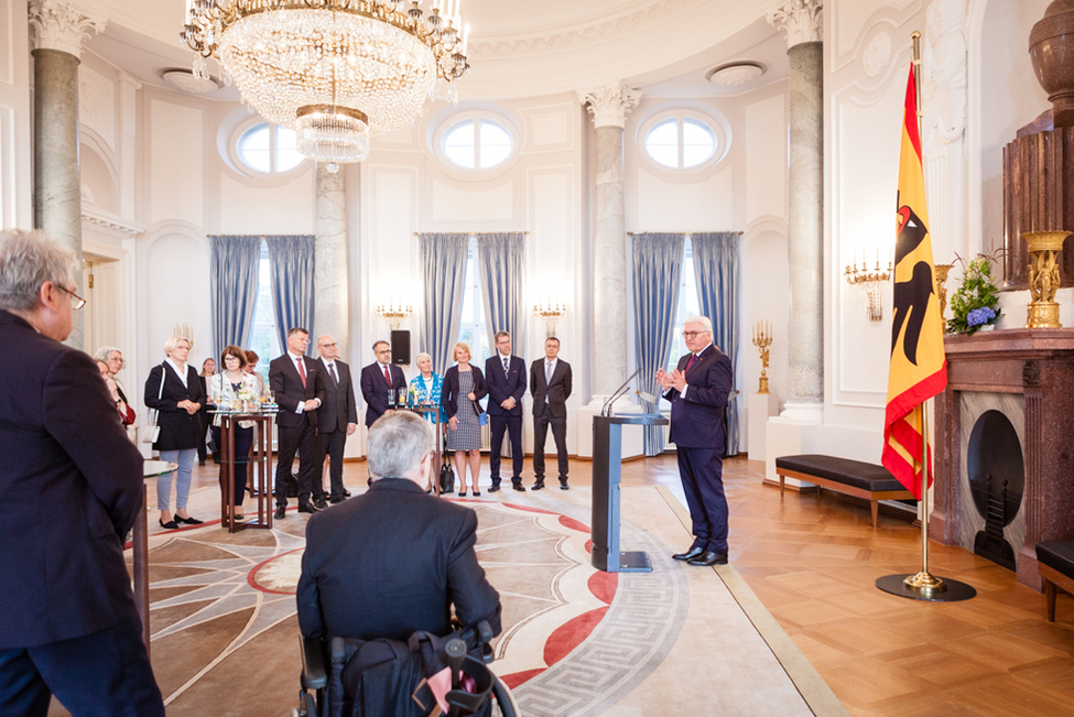 Bundespräsident Frank-Walter Steinmeier hält eine Ansprache beim Empfang für die Mitglieder des Deutschen Ethikrates im Langhanssaal von Schloss Bellevue
