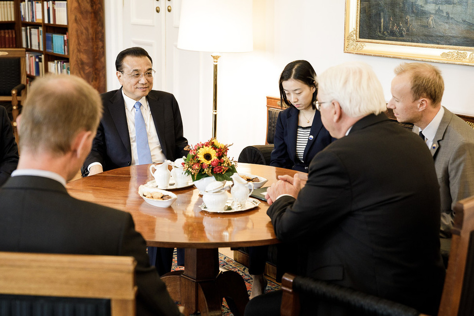 Bundespräsident Frank-Walter Steinmeier beim Gespräch mit dem Ministerpräsidenten der Volksrepublik China, Li Keqiang, im Amtszimmer von Schloss Bellevue 