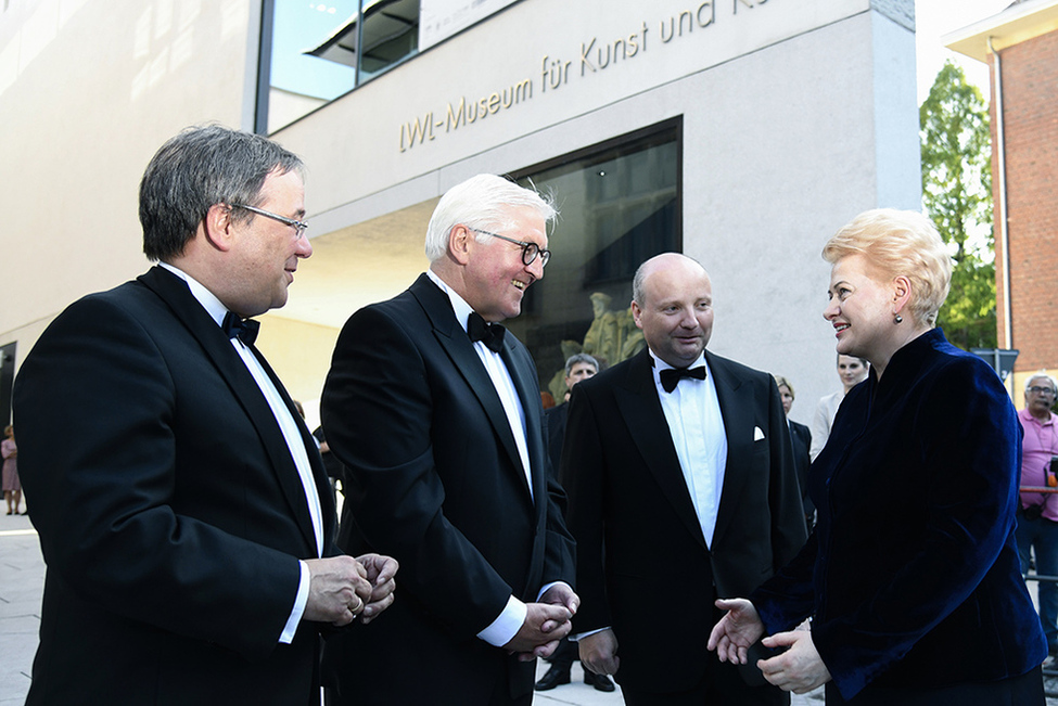 Bundespräsident Frank-Walter Steinmeier begrüßt die Präsidentin von Litauen, Dalia Grybauskaitė, anlässlich des Abendessens zu Ehren der Preisträger des Internationalen Preises des Westfälischen Friedens 2018 im Landesmuseum in Münster 
