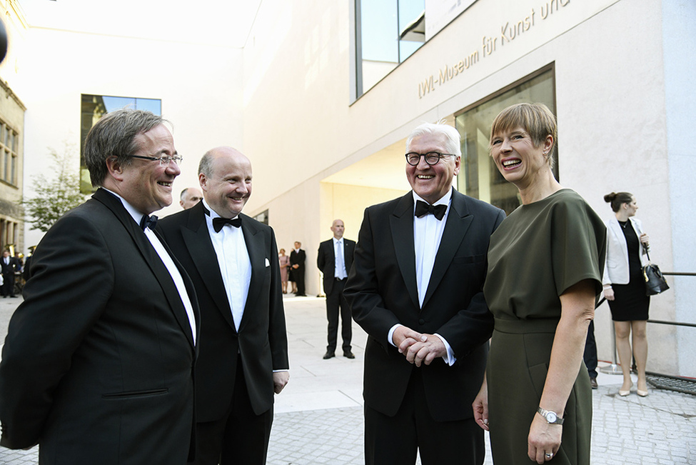 Bundespräsident Frank-Walter Steinmeier begrüßt die Präsidentin von Estland, Kersti Kaljulaid, anlässlich des Abendessens zu Ehren der Preisträger des Internationalen Preises des Westfälischen Friedens 2018 im Landesmuseum in Münster 