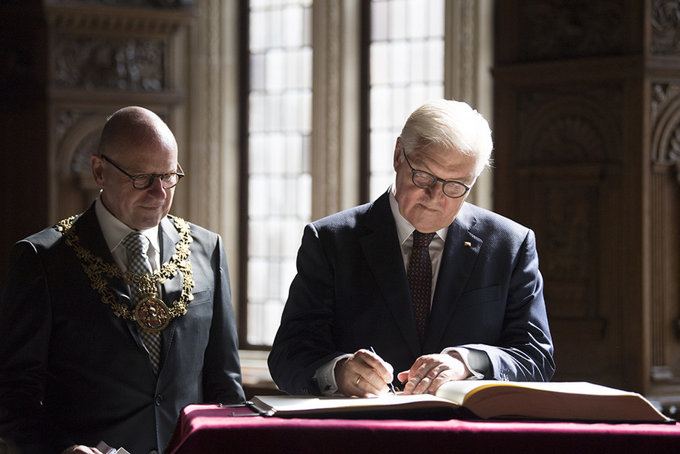 Bundespräsident Frank-Walter Steinmeier beim Eintrag in das Goldene Buch der Stadt anlässlich der Verleihung des Internationalen Preises des Westfälischen Friedens 2018 im Festsaal vom Rathaus in Münster