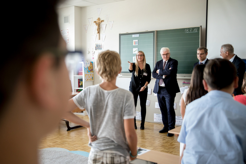 Bundespräsident Frank-Walter Steinmeier beim Rundgang durch die Kinder- und Jugendeinrichtung 'Haus der Kinder' in Perlesreut anlässlich seiner Regionalreise in den Bayerischen Wald 