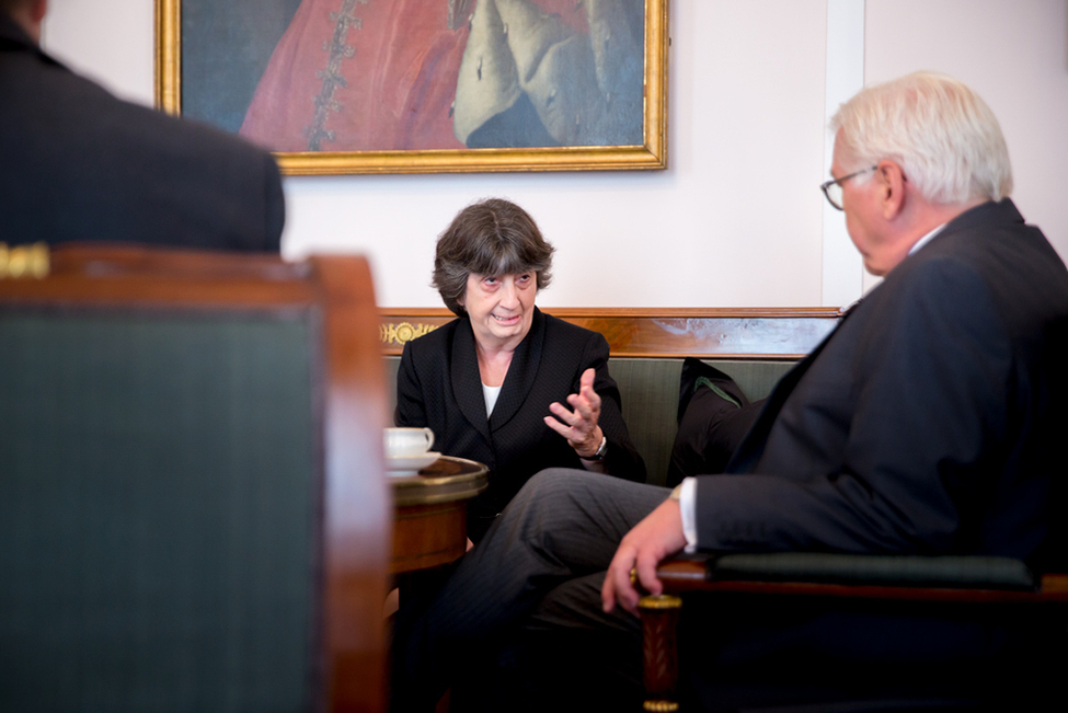 Bundespräsident Frank-Walter Steinmeier beim Austausch mit der Botschafterin der Republik Chile, Cecilia Mackenna Echaurren, im Salon Luise von Schloss Bellevue anlässlich der Akkreditierung von Botschafterinnen und Botschaftern 