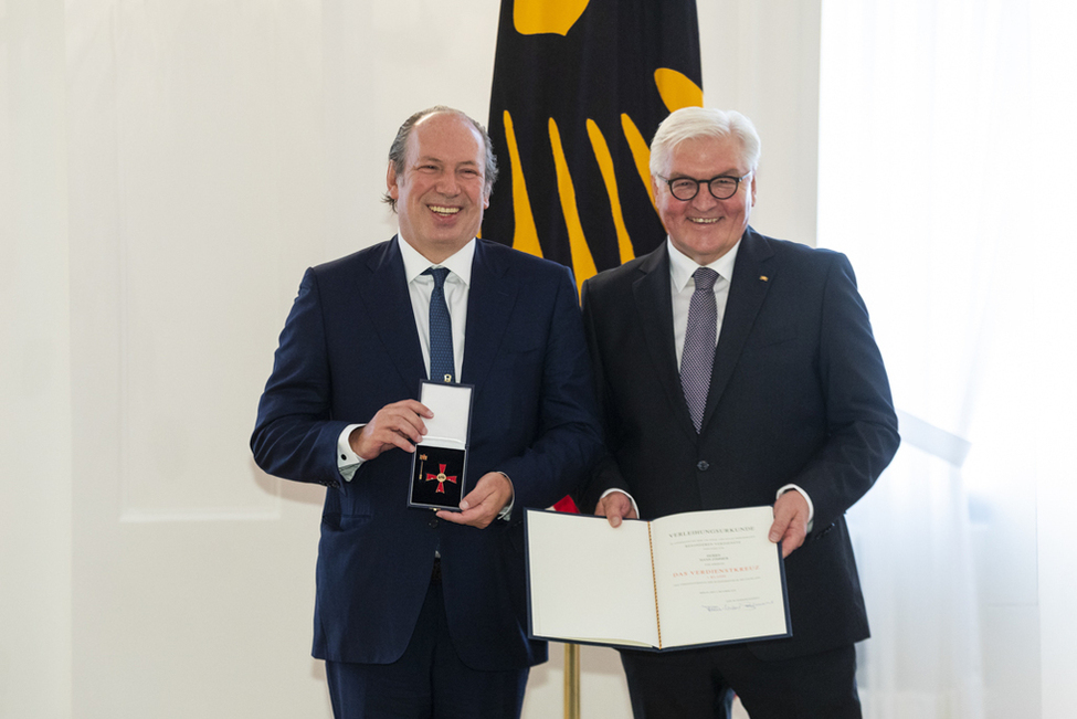 Bundespräsident Frank-Walter Steinmeier zeichnet den Filmkomponisten Hans Zimmer mit dem Verdienstkreuz 1. Klasse bei der Ordensverleihung zum Tag der Deutschen Einheit 'Kultur verbindet' in Schloss Bellevue aus