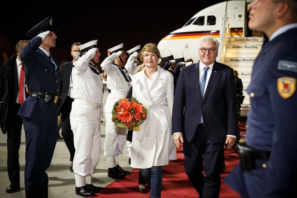 Bundespräsident Frank-Walter Steinmeier und Elke Büdenbender bei der Ankunft am Flughafen in Athen anlässlich des Staatsbesuchs in der Hellenischen Republik