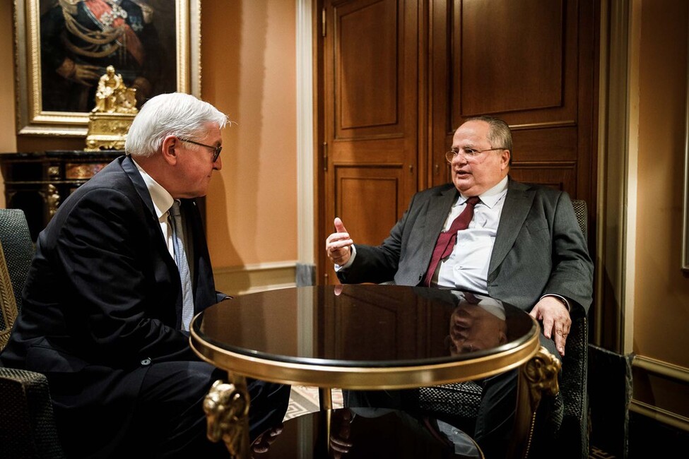 Bundespräsident Frank-Walter Steinmeier im Gespräch mit dem griechischen Außenminister Nikos Kotzias in Athen während des Staatsbesuchs in der Hellenischen Republik