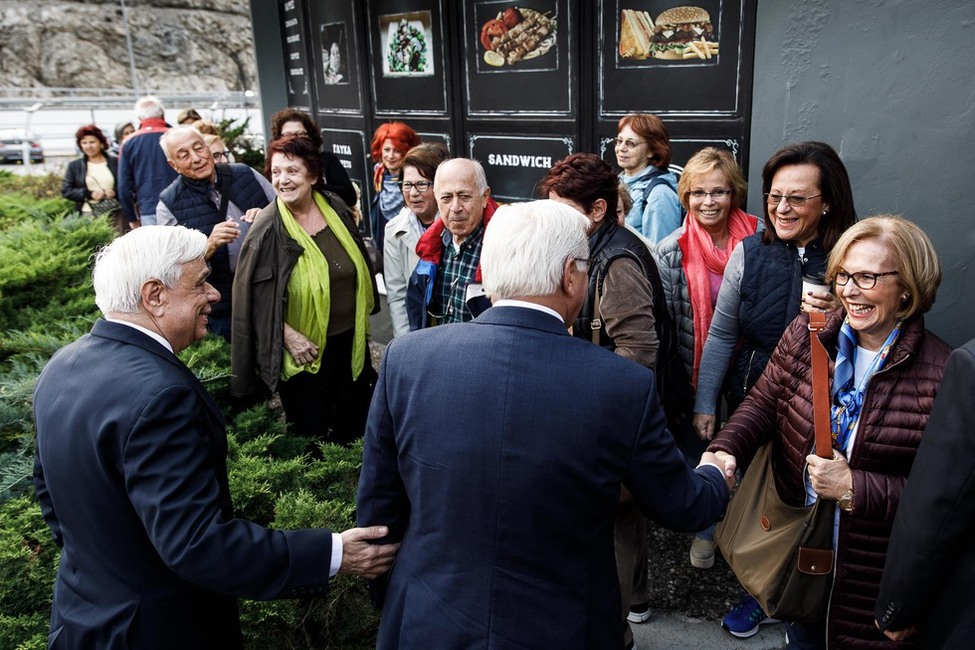 Bundespräsident Frank-Walter Steinmeier tauscht sich mit Touristen auf dem Weg zur Ausgrabungsstätte des antiken Messini anlässlich des Staatsbesuchs in der Hellenischen Republik aus