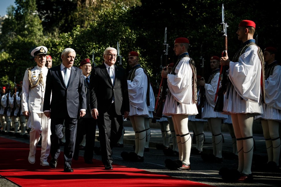 Bundespräsident Frank-Walter Steinmeier wird vom Staatspräsidenten der Hellenischen Republik Prokopios Pavlopoulos mit militärischen Ehren in Athen anlässlich des Staatsbesuchs in der Hellenischen Republik begrüßt