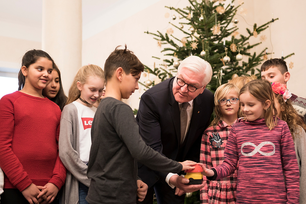Bundespräsident Frank-Walter Steinmeier drückt gemeinsam mit Kindern der Havelmüller Grundschule aus Berlin-Reinickendorf den Knopf für die Illuminierung des Weihnachtsbaumes in Schloss Bellevue