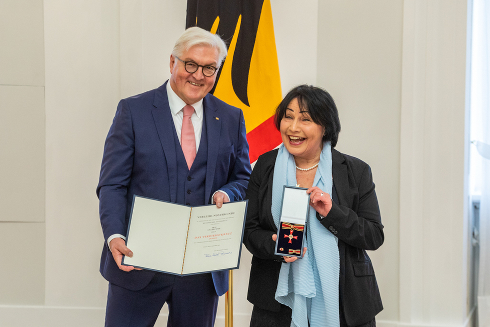 Bundespräsident Frank-Walter Steinmeier zeichnet unter dem Motto "Zukunft braucht Erinnerung" Lisa Bechner mit dem Verdienstorden der Bundesrepublik Deutschland im Großen Saal in Schloss Bellevue aus