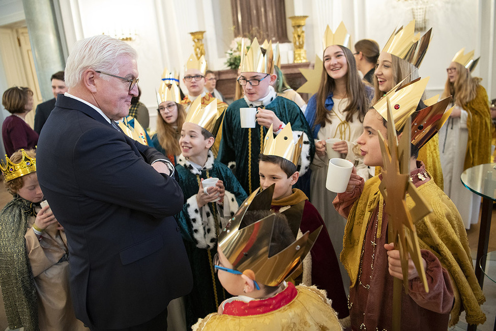 Bundespräsident Frank-Walter Steinmeier empfängt die Sternsinger aus dem Bistum Trier im Langhanssaal von Schloss Bellevue bei Brezeln und Kakao 