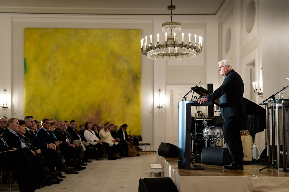 Bundespräsident Frank-Walter Steinmeier hält eine Ansprache bei einem Kulturabend mit Musik, Kunst und Literatur der Roma, Sinti und Jenischen im Großen Saal von Schloss Bellevue