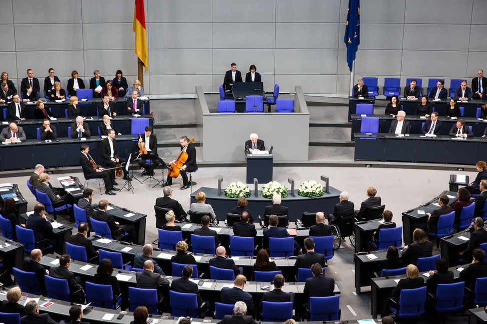 Bundespräsident Frank-Walter Steinmeier und Elke Büdenbender mit den Repräsentanten der Verfassungsorgane des Bundes bei der Rede des israelischen Historikers Saul Friedländer im Deutschen Bundestag