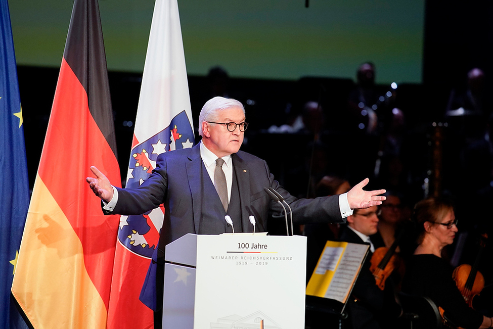 Bundespräsident Frank-Walter Steinmeier hält eine Rede im Deutschen Nationaltheater in Weimar bei den Feierlichkeiten zu 100 Jahre Weimarer Reichsverfassung