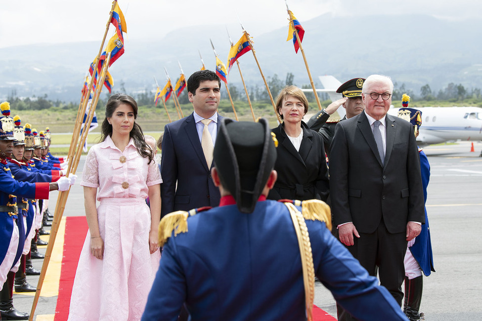 Bundespräsident Frank-Walter Steinmeier und Elke Büdenbender bei der Begrüßung mit militärischen Ehren am Internationalen Flughafen Mariscal Sucre in Quito