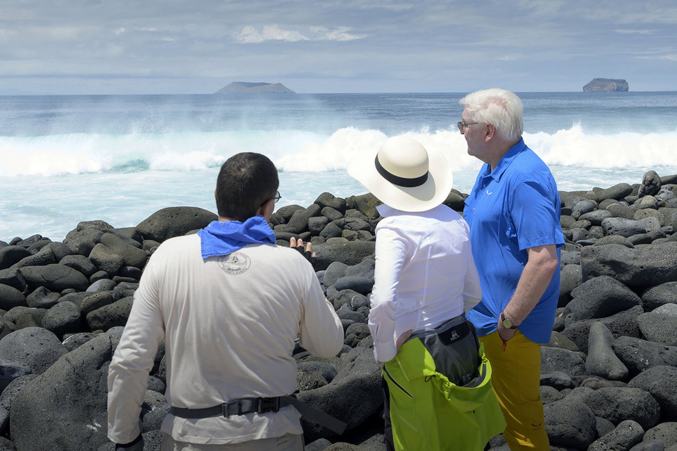 Bundespräsident Frank-Walter Steinmeier und Elke Büdenbender im Gespräch mit einem Vertreter des Nationalparks Galapagos.