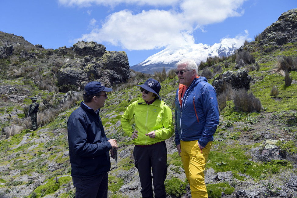 Bundespräsident Frank-Walter Steinmeier und Elke Büdenbender informieren sich über die Reisen und das Wirken von Alexander von Humboldt rund um seine alte Hütte im Naturschutzgebiet Antisana