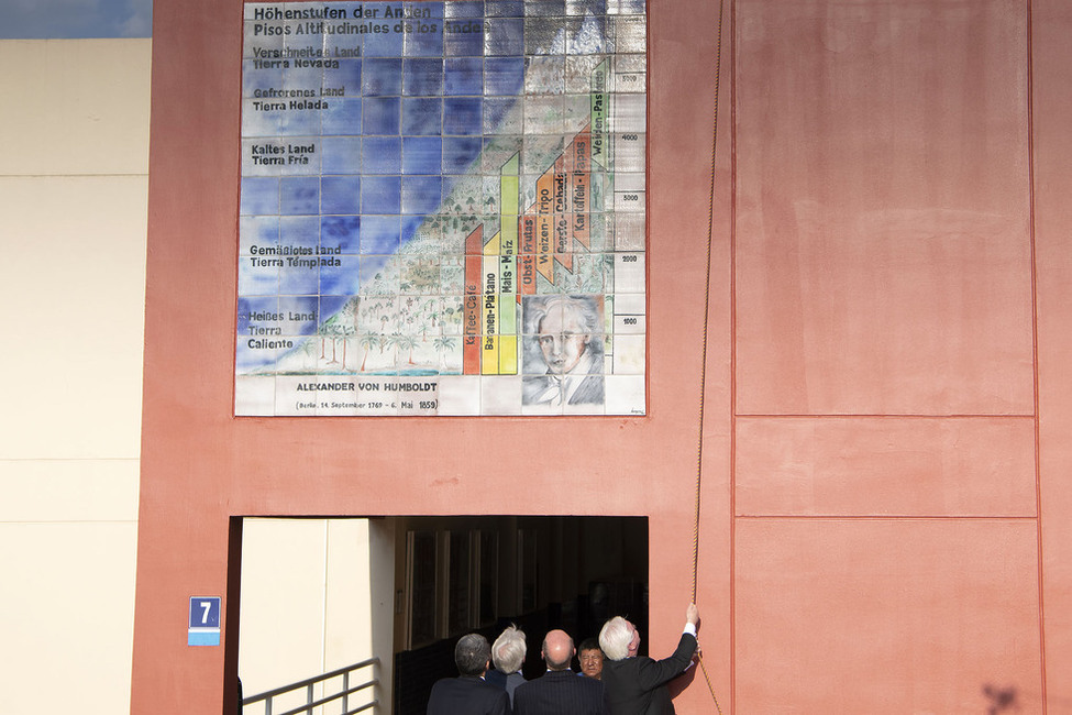 Bundespräsident Frank-Walter Steinmeier enthüllt ein Wandbild zum Höhenstufenmodell von Alexander von Humboldt in der Deutschen Schule Quito