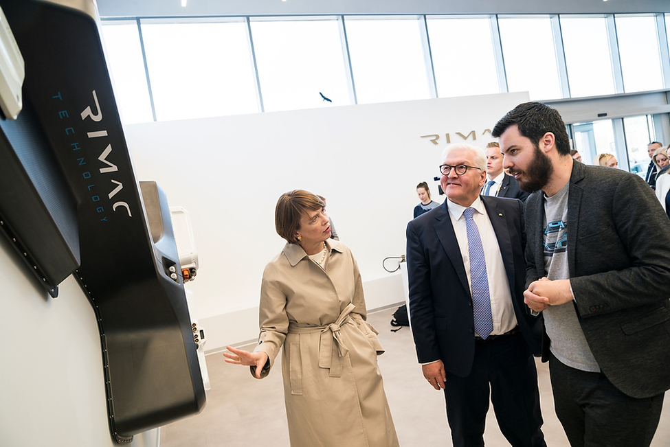 Bundespräsident Frank-Walter Steinmeier und Elke Büdenbender im Gespräch mit Mate Rimac während einer Führung über das Werksgelände von Rimac Automobili in Zagreb, Kroatien.