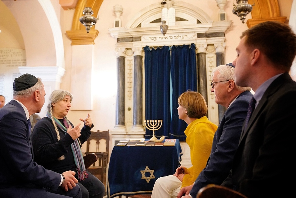 Bundespräsident Frank-Walter Steinmeier und Elke Büdenbender beim Gespräch mit Vertreterinnen und Vertretern der jüdischen Gemeinde in Split.