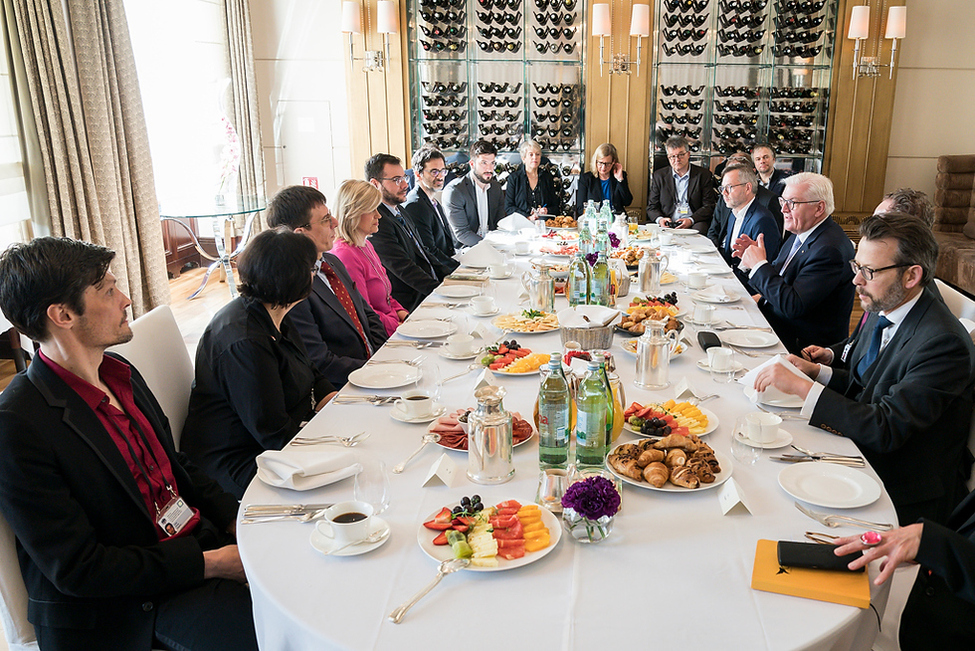 Bundespräsident Frank-Walter Steinmeier bei einem Frühstück mit Vertreterinnen und Vertretern der kroatischen Zivilgesellschaft in Zagreb während seines offiziellen Besuchs in Kroatien