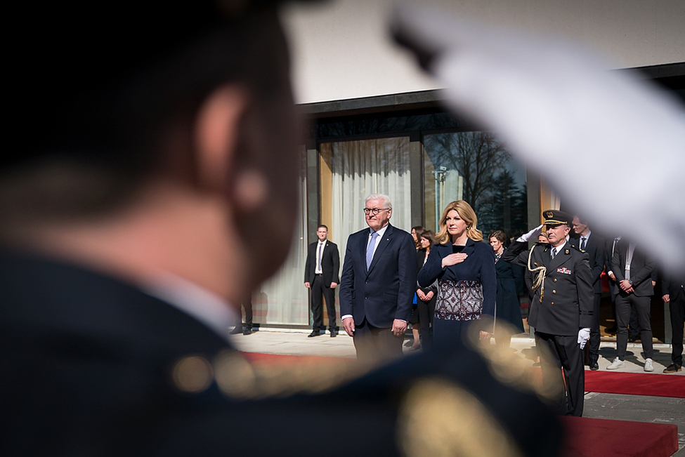 Bundespräsident Frank-Walter Steinmeier bei der Begrüßung mit militärischen Ehren durch die Präsidentin der Republik Kroatien, Kolinda Grabar-Kitarovic, in Zagreb