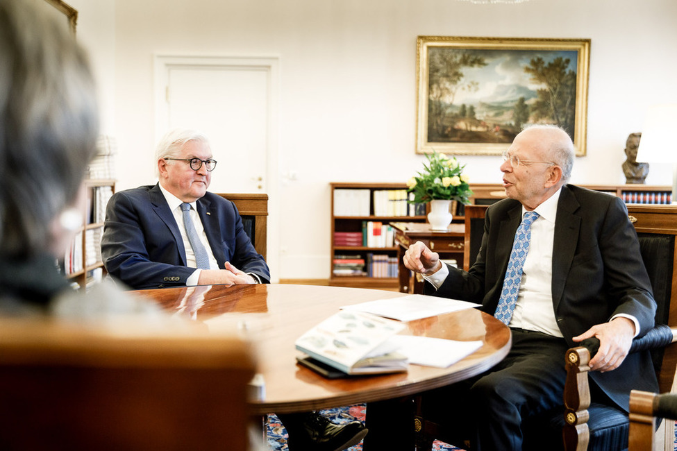 Bundespräsident Frank-Walter Steinmeier im Gespräch mit Rafael Seligmann, dem Herausgeber der "Jewish Voice From Germany", im Amtszimmer in Schloss Bellevue