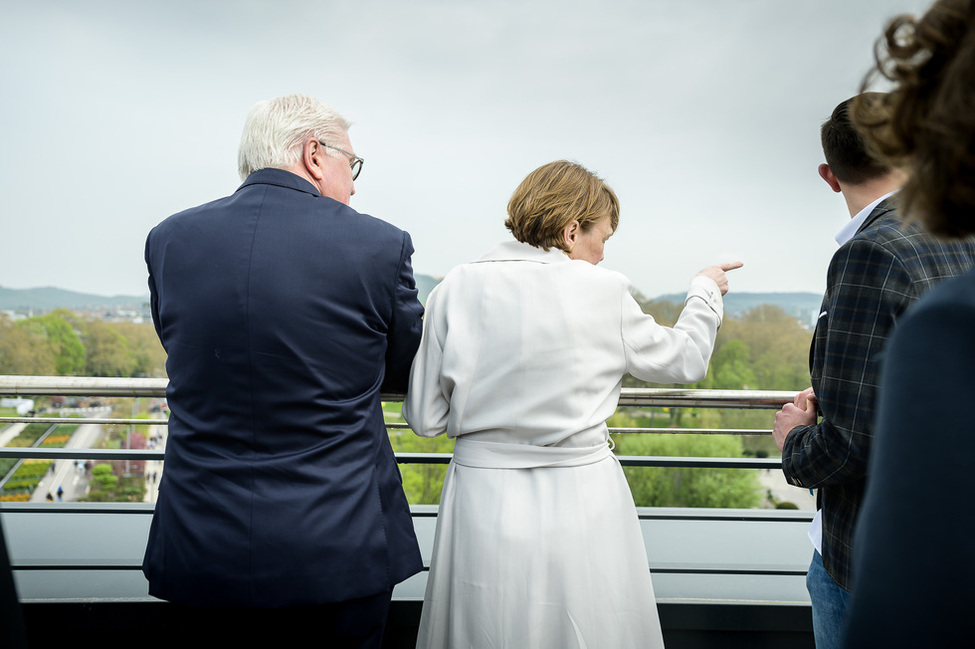 Bundespräsident Frank-Walter Steinmeier und Elke Büdenbender auf der Dachterrasse der neuen Jugendherberge in Heilbronn