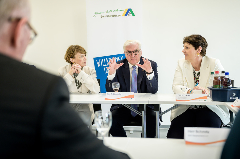 Bundespräsident Frank-Walter Steinmeier und Elke Büdenbender bei einem Gespräch mit Vertreterinnen und Vertretern des Deutschen Jugendherbergsverbands in Heilbronn