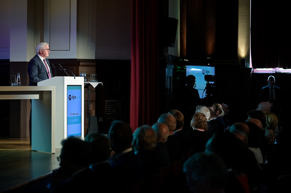 Bundespräsident Frank-Walter Steinmeier hält eine Ansprache bei der Festveranstaltung 70 Jahre Deutsche Presse-Agentur in Berlin.
