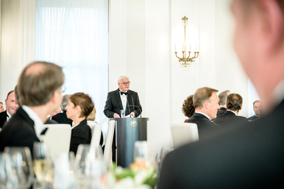 Bundespräsident Frank-Walter Steinmeier hält eine Rede beim Staatsbankett zu Ehren des Präsidenten von Irland im Großen Saal von Schloss Bellevue.