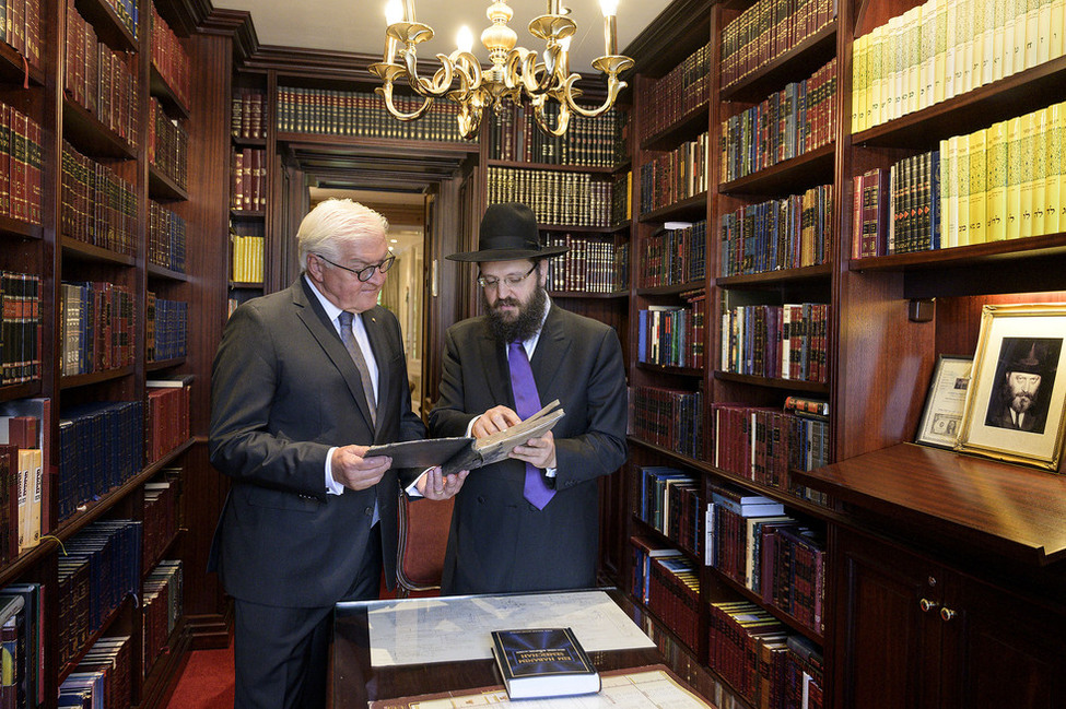 Bundespräsident Frank-Walter Steinmeier bei der Begegnung mit Rabbiner Yehuda Teichtal in dessen Haus in Berlin.