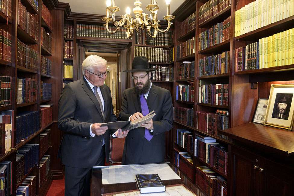 Bundespräsident Frank-Walter Steinmeier bei der Begegnung mit Rabbiner Yehuda Teichtal in dessen Haus in Berlin. (© Guido Bergmann) Bundespräsident Frank-Walter Steinmeier bei der Begegnung mit Rabbiner Yehuda Teichtal in dessen Haus in Berlin.