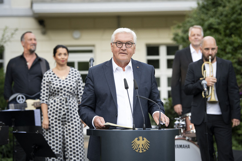 Bundespräsident Frank-Walter Steinmeier hält eine Rede bei einem Jazzkonzert mit Wolfgang Haffner and Friends im Präsidentengarten von Schloss Bellevue