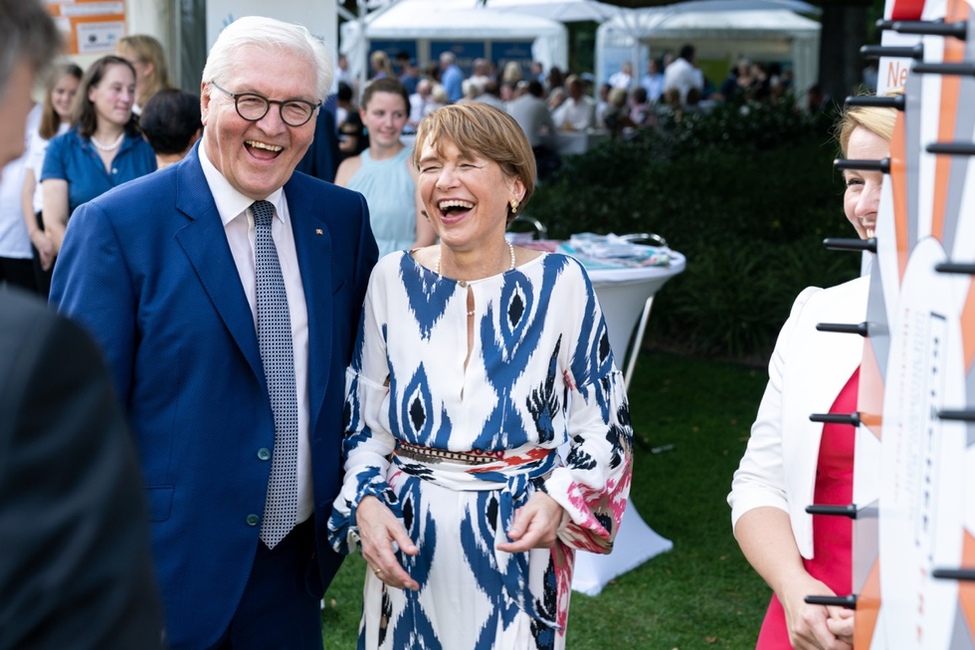 Bundespräsident Frank-Walter Steinmeier und Elke Büdenbender am Stand der Initiative Klischeefrei des Kompetenzzentrums Technik-Diversity-Chancengleichheit e.V. am Ort der Begegnung