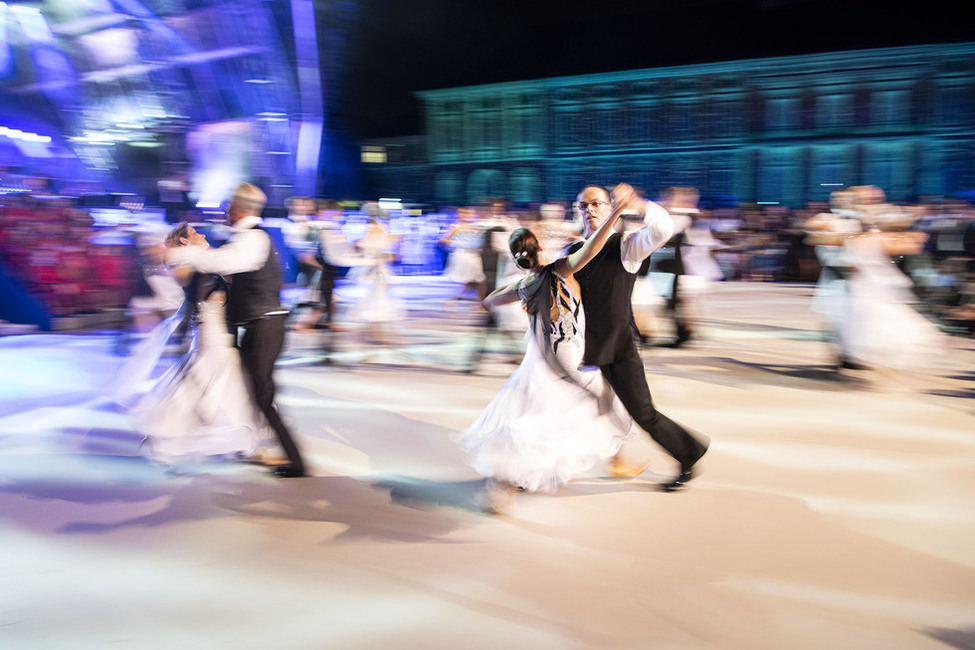 Eine Tanzgruppe der Tanzschule Broadway beim Bürgerfest des Bundespräsidenten 2019 im Garten von Schloss Bellevue