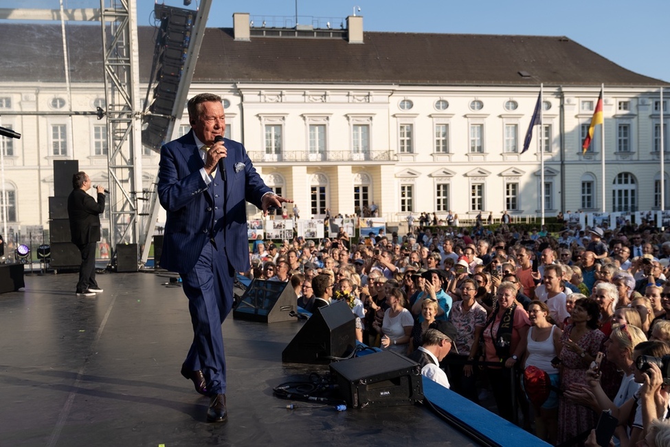 Roland Kaiser auf der Parkbühne bei seinem Auftritt auf dem Bürgerfest 2019 im Park von Schloss Bellevue