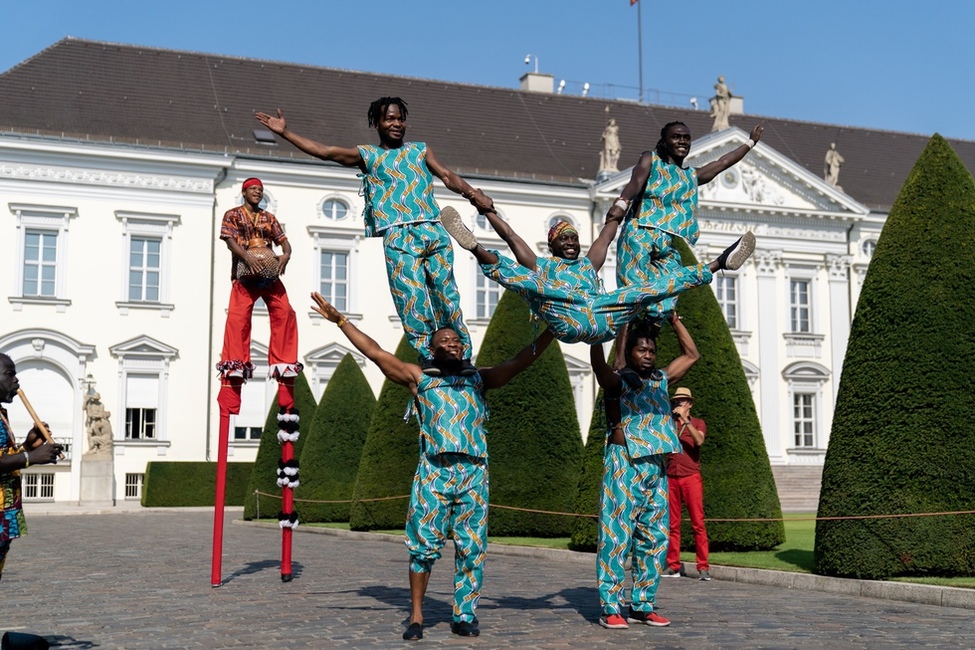 Eine afrikanische Tanzgruppe begrüßt die Gäste des Bürgerfests des Bundespräsidenten 2019 im Ehrenhof von Schloss Bellevue