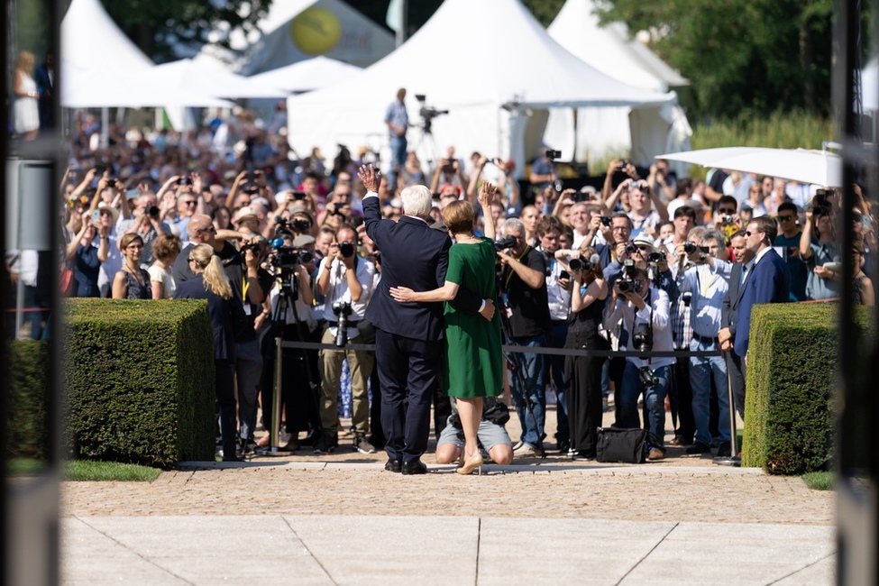 Bundespräsident Frank-Walter Steinmeier und Elke Büdenbender begrüßen die Gäste des Bürgerfests des Bundespräsidenten 2019 auf der Schlossterrasse in Schloss Bellevue