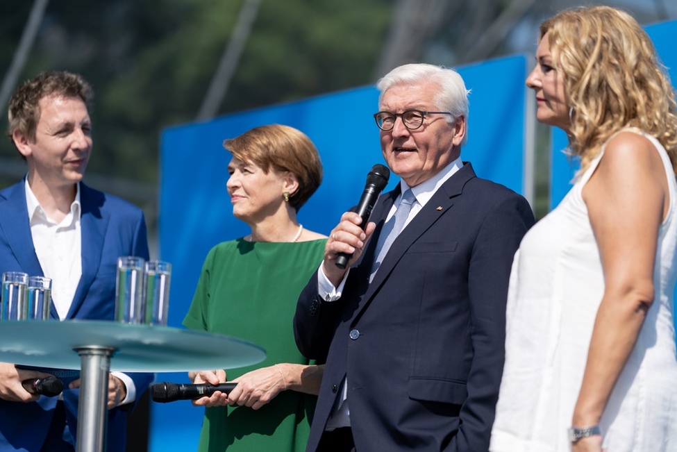 Bundespräsident Frank-Walter Steinmeier und Elke Büdenbender auf der Parkbühne im Gespräch mit den Moderatoren Bettina Tietjen und Marco Seiffert beim Bürgerfest des Bundespräsidenten 2019 in Schloss Bellevue