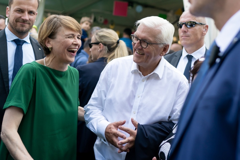 Bundespräsident Frank-Walter Steinmeier und Elke Büdenbender bei der Begegnung mit Gästen des Bürgerfests des Bundespräsidenten 2019 in Schloss Bellevue